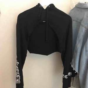  - Croppad hoodie som går över brösten , använd fåtal gånger. Har klippt av den själv men det syns inte att den är ”hemmagjord” :)