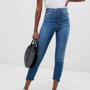  - Blå skinny momjeans från asos! Super-stretch och hög midja. Riktigt snygg färg, aldrig använda. Orginalpris: 258kr