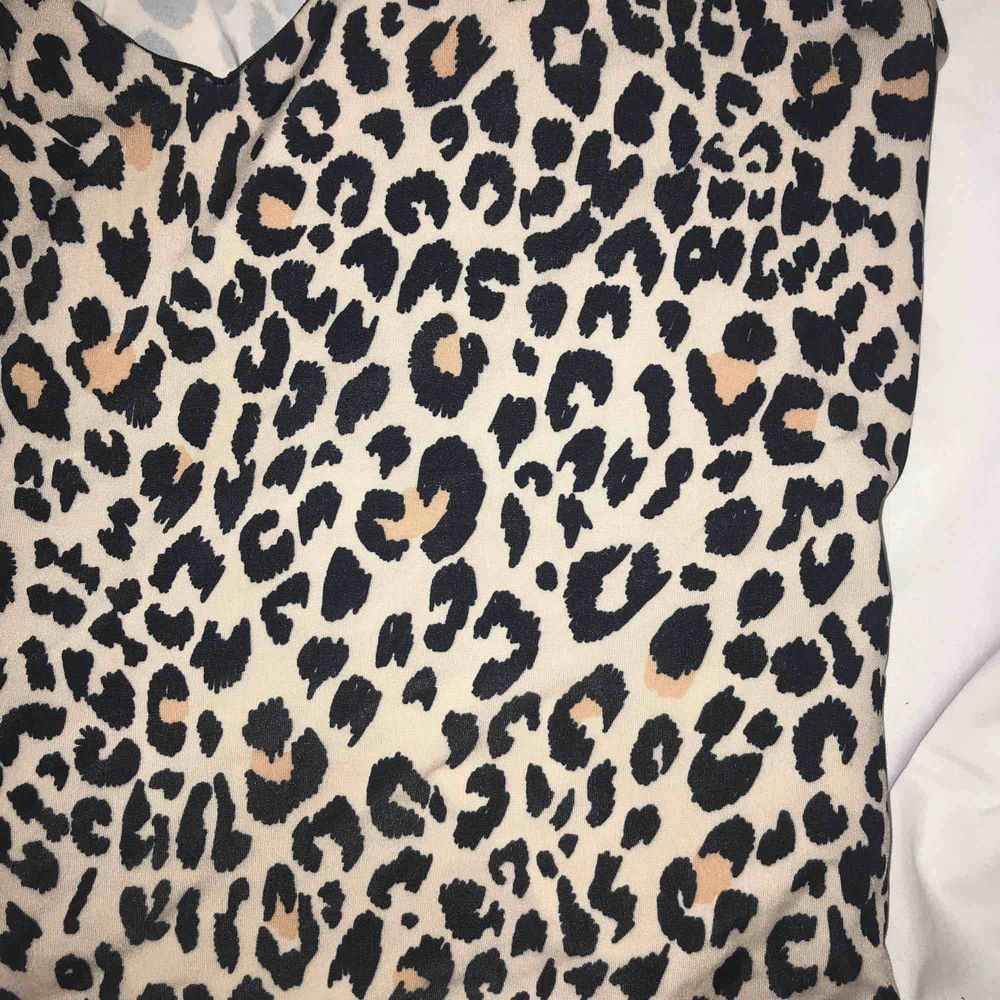 Säljer denna snygga v ringade leopard linne från BikBok i storlek S  Möts upp i Linköping annars står köparen för frakten. Toppar.