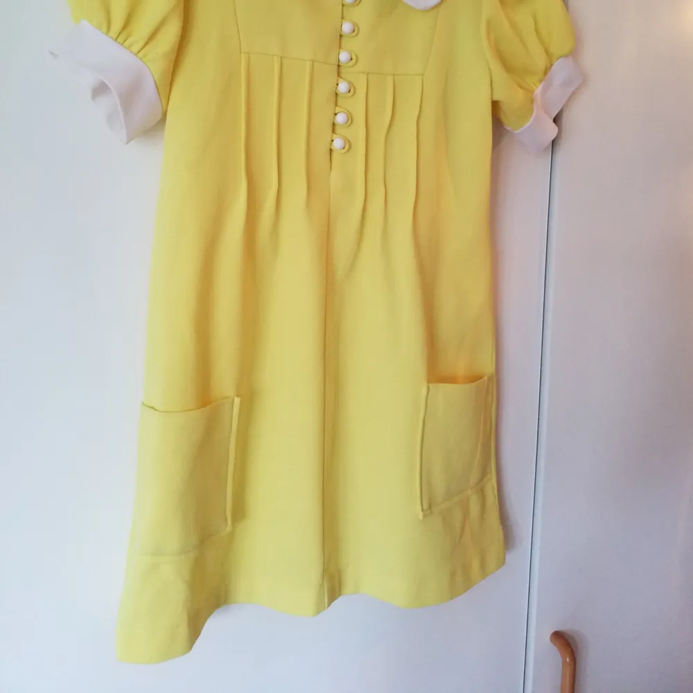 Jättefin kort gul klänning i babydoll/60talsmodell. Klänningar.