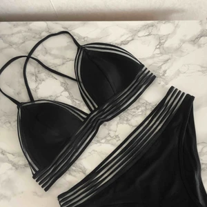  - Helt ny och oanvänd bikini från H&M. Storlek 38 eller 40 i överdelen och 36 i underdelen. Jag har aldrig använt den men tyvärr tagit bort alla lappar. 80 kr för båda delar och 120 kr inkl frakt.