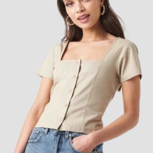  - Jätte fin beige tröja, aldrig använd! Möts upp i Stockholm annars står köparen för frakten!🥰💖