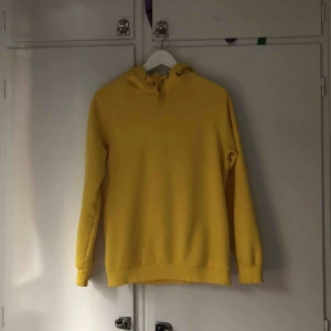  - Plain gul hoodie 🍋 lite oversized men går att stoppa in eller vika upp så man får den som önskat 💓 