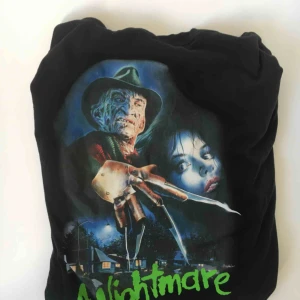  - Svinball tisha med tryck på fram och baksidan. Använd 1 gång. Köpare står för frakt💞