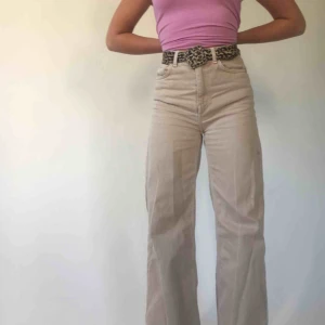  - Superfina jeans från weekday i modellen Ace Sand. Köpte här på Plick men de har ej kommit till användning. Har blivit lite skrynkliga i garderoben men kan såklart strykas innan jag skickar iväg dem. Köparen står för frakt🥰
