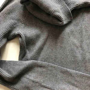  - Galet skön mörkgrå polotröja! Använd 1-2 ggr, nyskick! Storlek S men väldigt stretchig så passar M också! Frakten är inräknad i priset 