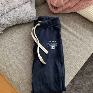  - Lexington mjukisbyxor storlek XS, använda fåtal gånger har mest testat dom och sen tagit av mig dom igen. Ganska långa i bena och vida längst ner. Väldigt sköna och snygga mjukisar!! 500kr ink frakt