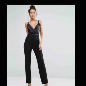  - Jumpsuit från vesper i storlek 8. Stretchigt material nertill, de två sista bilderna är mina bilder, endast använd en gång. Frakt 50kr eller möter upp i Kristinehamn.