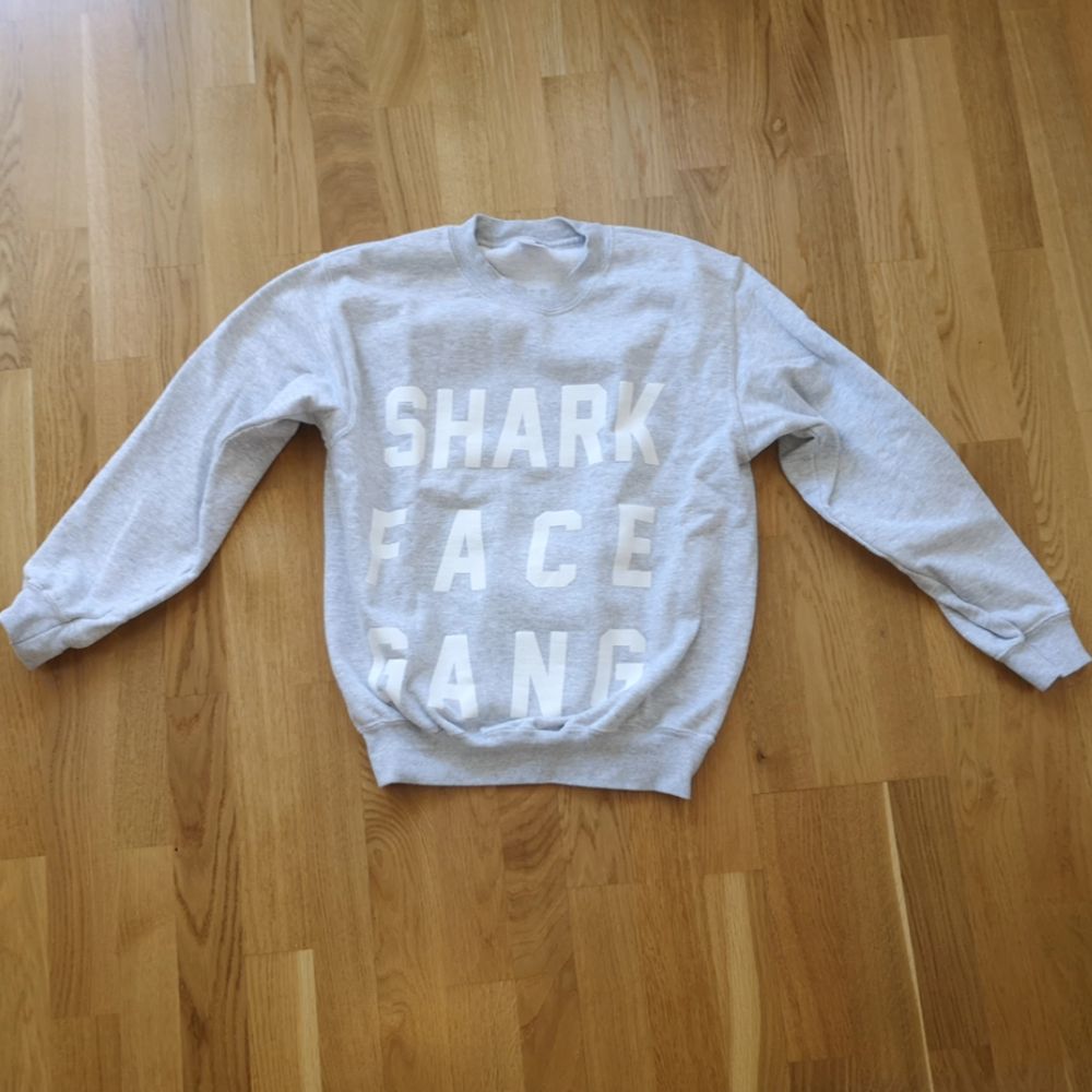 Macklemore merch. Shark Face Gang.  Kan mötas i Stockholmstrakten alternativt betalar köparen för frakten. Tröjor & Koftor.