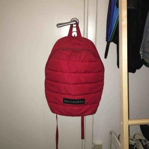  - Ryggsäck från marimekko. Sliten på ena bandet men utöver det i fint skick :-) nypris: 1100 kr! 
