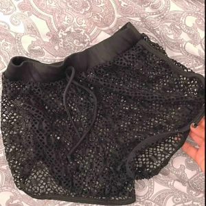  - Fina shorts, glömt vart jag köpt dom dock. Använda en gång. Jätte sköna att ha över sin bikini när man tex ska åka och bada! Köparen står för frakt eller så kan jag mötas i Uppsala💕