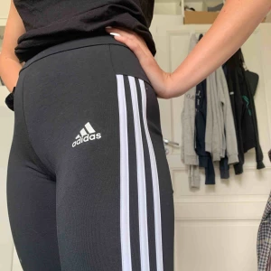  - Ett par tajta Adidasbyxor som inte har träningsmaterial utan mer tajtsmaterial. Väldigt stretchiga så är som S