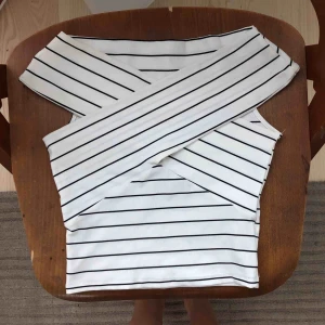  - Söt, strechig, somrig topp i storleken S från Zara. Bra skick men älskar inte hur den sitter på just mig. 