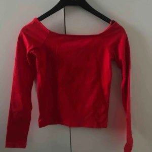  - Från gina tricot size xs, frakt ingår ej. Det går att ha på sig tröjan som off shoulderd men funkar på båda sätt.