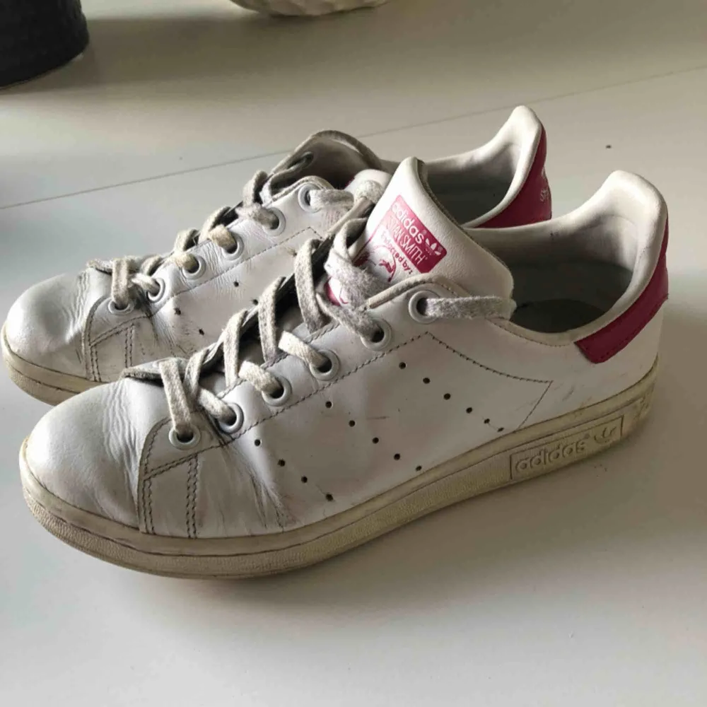 Adidas Stan Smith i gott skick med rosa detaljer. Säljes då de inte används längre. Skor.