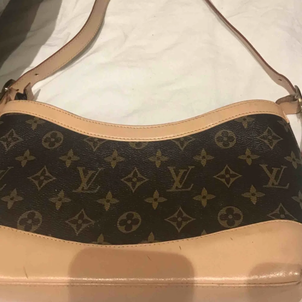 Väska från Louis Vuitton (fake) köpt av en tjej för ett tag sedan men den har aldrig kommit till användning. Frakt medföljer . Väskor.