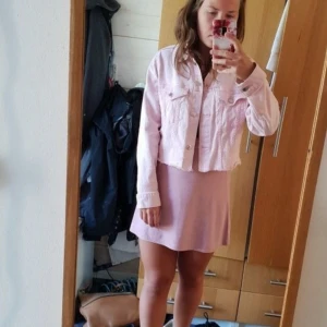  - Söt rosa kjol från Nelly. Skön och bra passform.