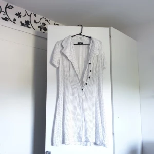 Vit klänning  - Söt prickig klänning använd en gång för student. Köpare står för frakt.