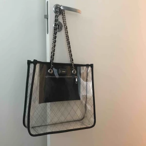  - Säljer min genomskinliga shopper ifrån Gina Tricot. Är bra i storleken, riktigt snygg och knappt använd då jag köpte en liknande. Fraktar 😘