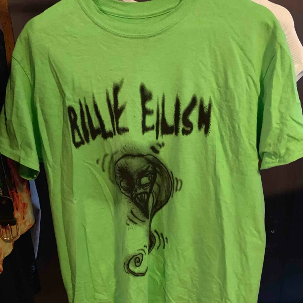 Säljer min fina Billie Eilish tröja i storlek M, har knappt använt mycket. 350 inkl frakt. T-shirts.