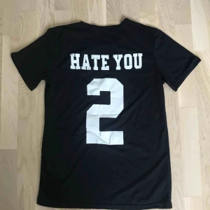  - 🎱 Svart T-shirt med tryck på baksidan, står ingen storlek i men skulle gissa på att de är en S/M (aldrig använd)(frakt tillkommer) 🎱