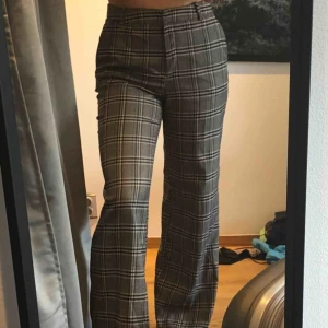  - Ett par snygga blå/beiga byxor från hm. Är storlek 40 men jag på bilden har storlek 38/40 så kan passa flera storlekar. Är bra i läng på mig som är 1,68m. Köparen står för frakt