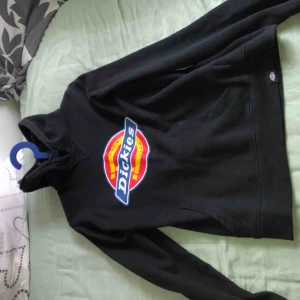  - Säljer dickies hoodie
