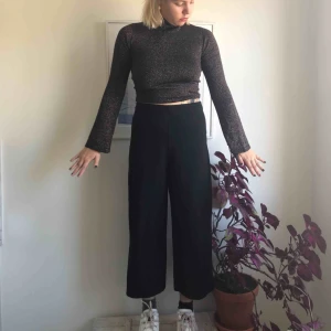  - ❣️Glittrig Polo från BikBok❣️ Storlek: XS men uppskattas som 34-36 Väldigt bra skick! Knappt använd! Kan och möts upp i sthlm💫