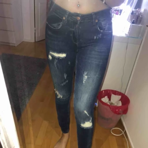  - håliga jeans ifrån ginatricot, har typ aldrig använt dom så typ som nya, dock köpt för 4 år sen ungefär. de har dragkedjor vid ankeln. 