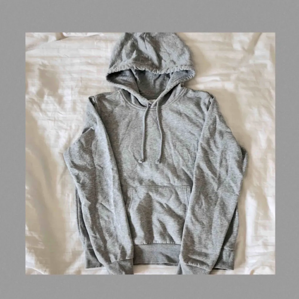 Grå hoodie från H&M. Använd men i gott skick! Står storlek M, men skulle säga att den är mer som en S, fast de beror ju såklart på hur man vill att den ska sitta. Frakt tillkommer och betalningen sker via Swish.. Hoodies.