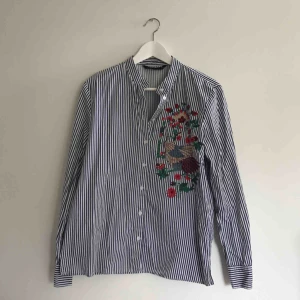 - Skjorta i lite tjockare kvalité med broderi på ena sidan! Frakt tillkommer <3