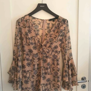  - Byxdress från For Love and Lemons säljes pga kommer ej till användning, superfint skick som nytt. Fin till semestern🌸💓