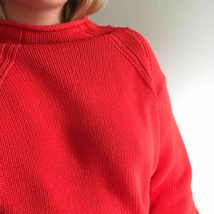  - Stickad smultronröd tröja med lite halvpolo. Vida ärmar som smalnar av vid handlederna. Frakt tillkommer <3