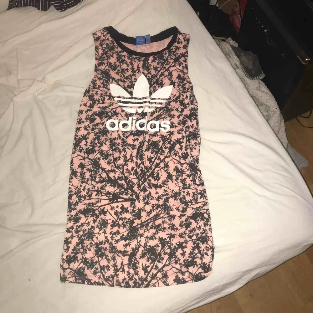 Säljer denna URRsnygga Adidas klänning som passar så bra i sommar när man ska gå ner till Stranden eller en bara skön dag i stan. Möts upp i Linköping annars står köparen för frakten Frakt 50. Klänningar.