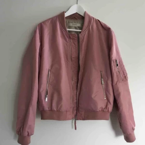  - Gammelrosa bomber-jacka!!!! Silvriga detaljer :) Frakt tillkommer <3