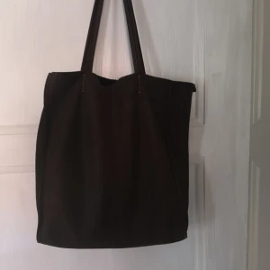  - Knappt använd mörkbrun mockaväska