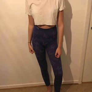  - Blå/lila träningstights aldrig använd och säljs därför vidare. Frakt tillkommer om ej möte i Kalmar 