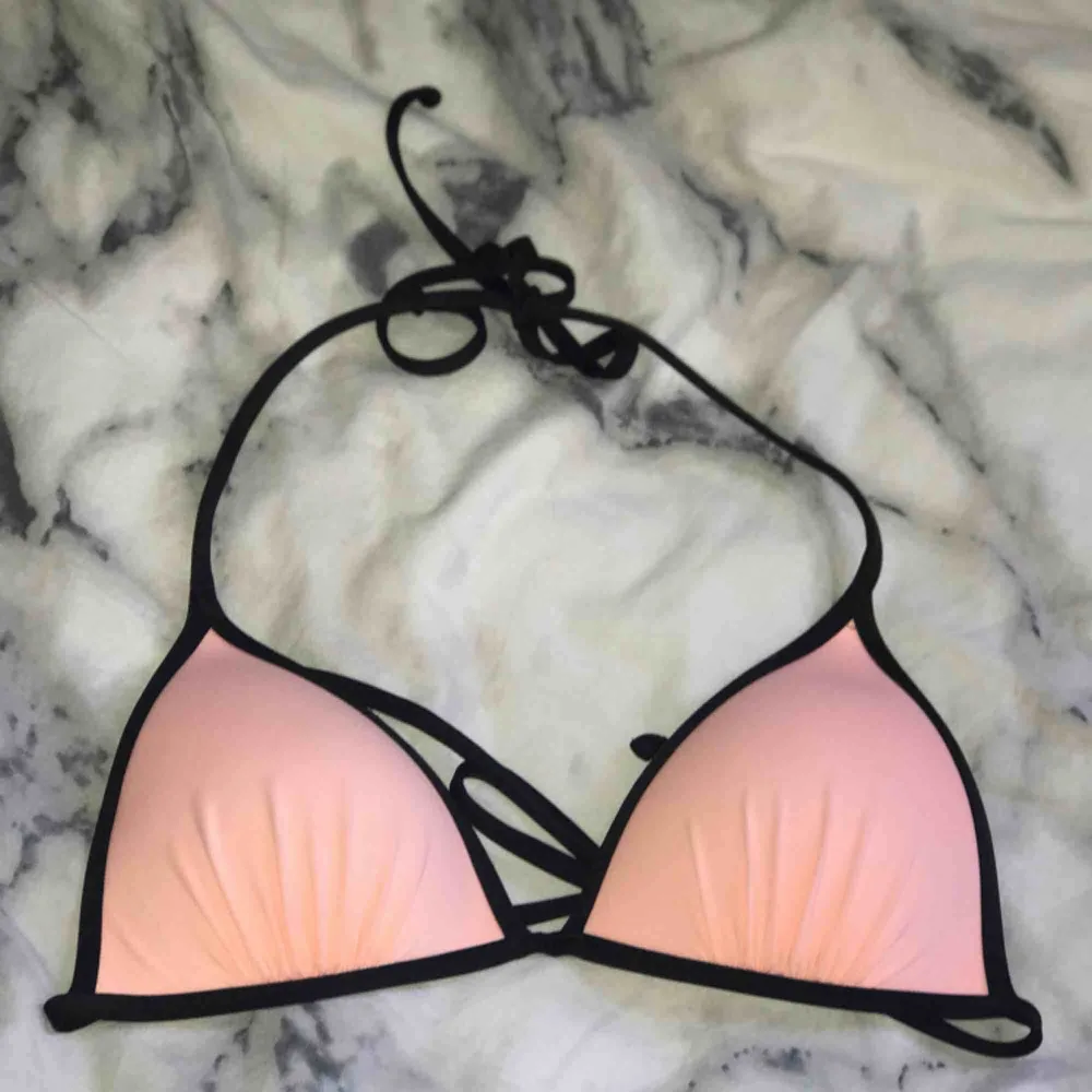 Jättefin triangel bikini från h&m. Endast använd några få gånger förra sommaren. Säljer pga för liten. . Övrigt.