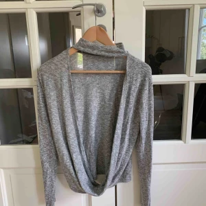  - Superskön tröja med urholkning i ryggen. Använd 3 gånger. Frakt tillkommer