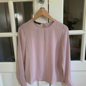  - Blus från Mango. Använd 1 gång. Frakt tillkommer