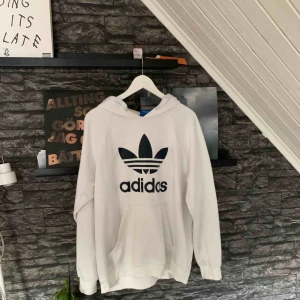  - Adidaströja i storlek L. Sparsamt använd då den är lite för stor för mig. Köparen står för frakten. 