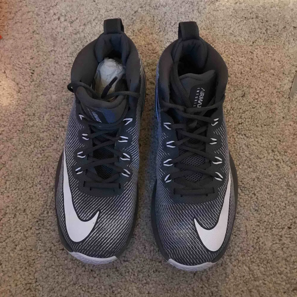 Ett par inne Nike skor( air max infuriate mid), hög vid ankeln, den ska ge bra stöd till foten och ger bra grepp mot golvet!!Har använt dem två gånger men var tyvärr förstora. Skor.