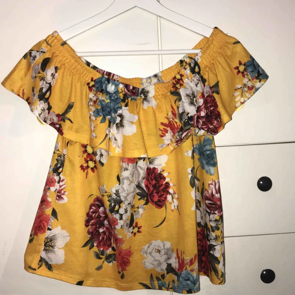 Jättefin blommig off-shoulder topp. Endast använd 1 gång.  Pris kan diskuteras då jag vill bli av med den fortast möjligast Köparen står för frakten. Toppar.