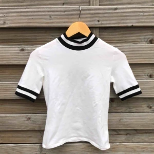 Turtle neck - Snygg vit tröja från Monki med en mindre polo krage. Aldrig använd endast testad då den är för liten för mig, har en tight passform