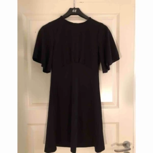  - Svart oanvänd klänning (prislappen kvar) från zalando, storlek XS.   Endast swish. Frakt tillkommer. 