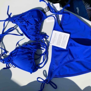  - Säljer denna helt nya bikini set från Ellos. Som man ser på bilden har de fortfarande etiketten på. Det är storlek 38-40 på både underdelen och ovandelen men passar mig med ca 80C och S på underdelar. Keep in mind att båda delarna kan justeras.