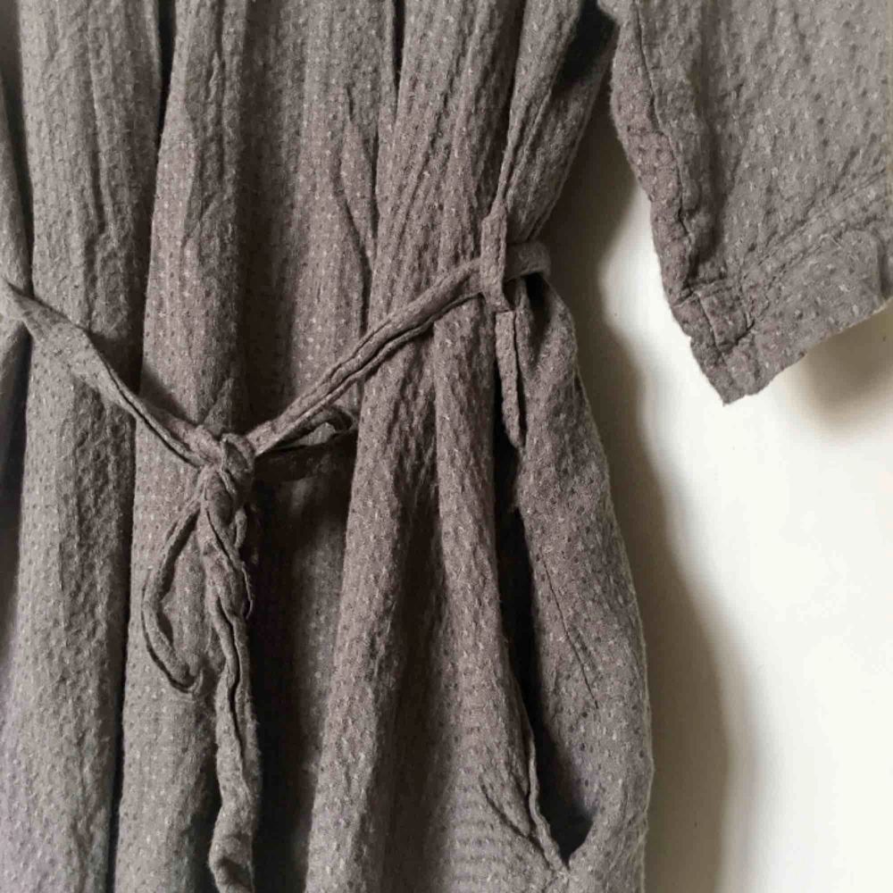 Grå våfflad morgonrock i 100% linne | Plick Second Hand