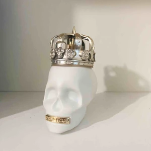  - nästan helt oanvänd parfym. har en otroligt unik och kryddig doft! 👑