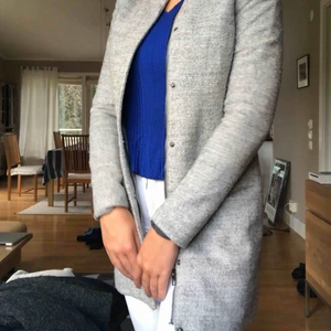  - En ljusgrå kappa från ONLY. Köpt för ca 500kr. Den är flitigt använd men fortfarande i bra skick. 