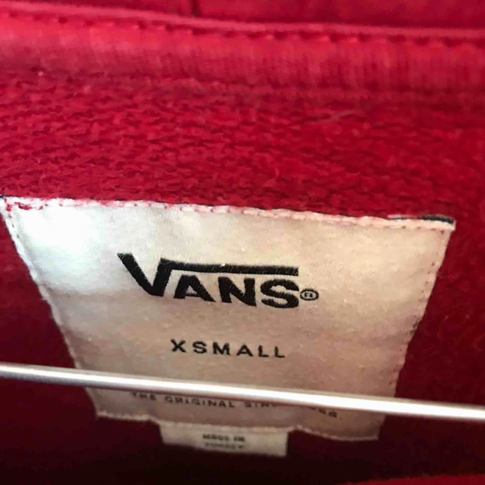 En snygg hoodie från Vans i storlek XS säljs då den blivit för liten❤️❤️. Huvtröjor & Träningströjor.